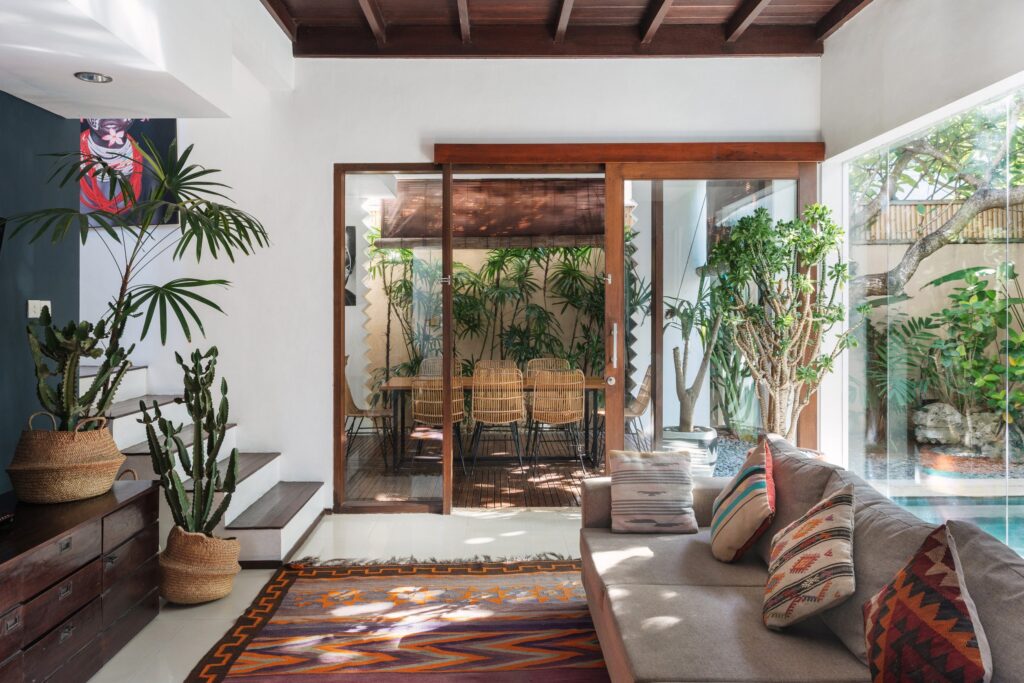 Wnętrze w stylu natural udekorowane palmami i kaktusami